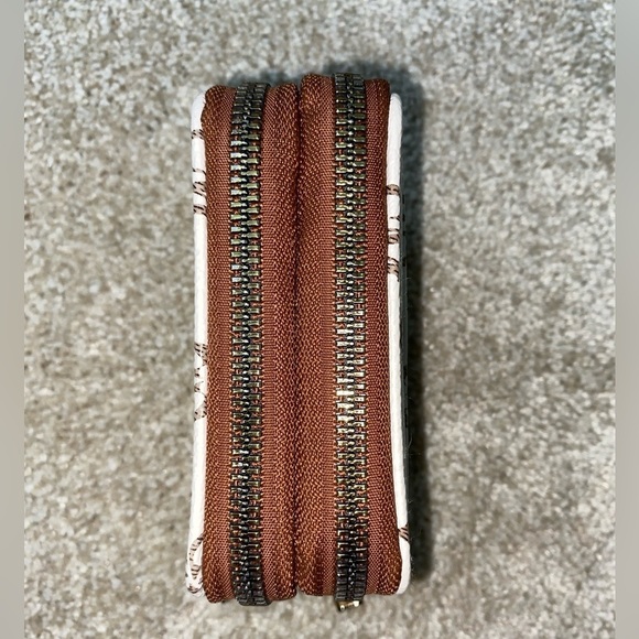 Woman’s Wallet 🤎 - Picture 3 of 10